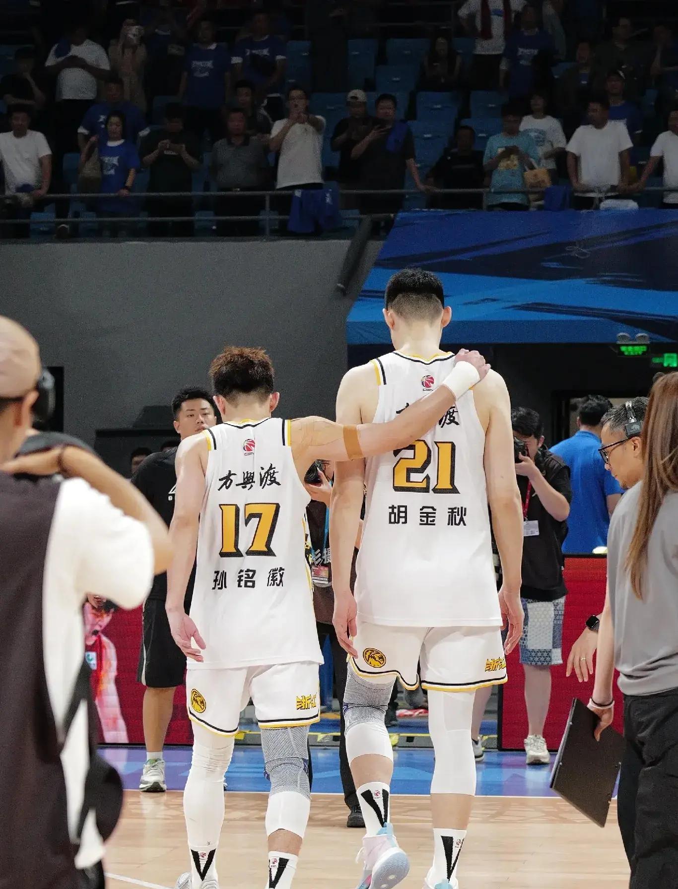 包含广州队训练开放日，集结日扳平良机引欢呼，CBA季后赛在即，阵容厚度经受考验的词条