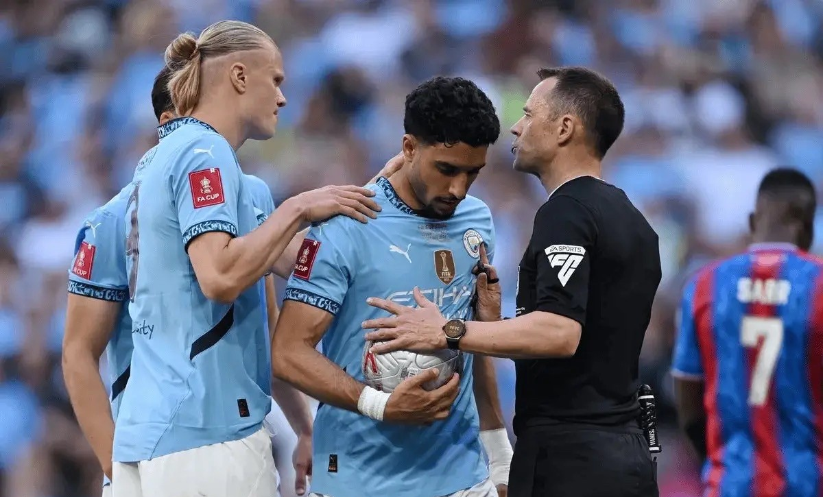 包含赛地聚焦：德甲清晨热度飙升，波尔图状态回暖，管理层满意，控场能力受关注的词条