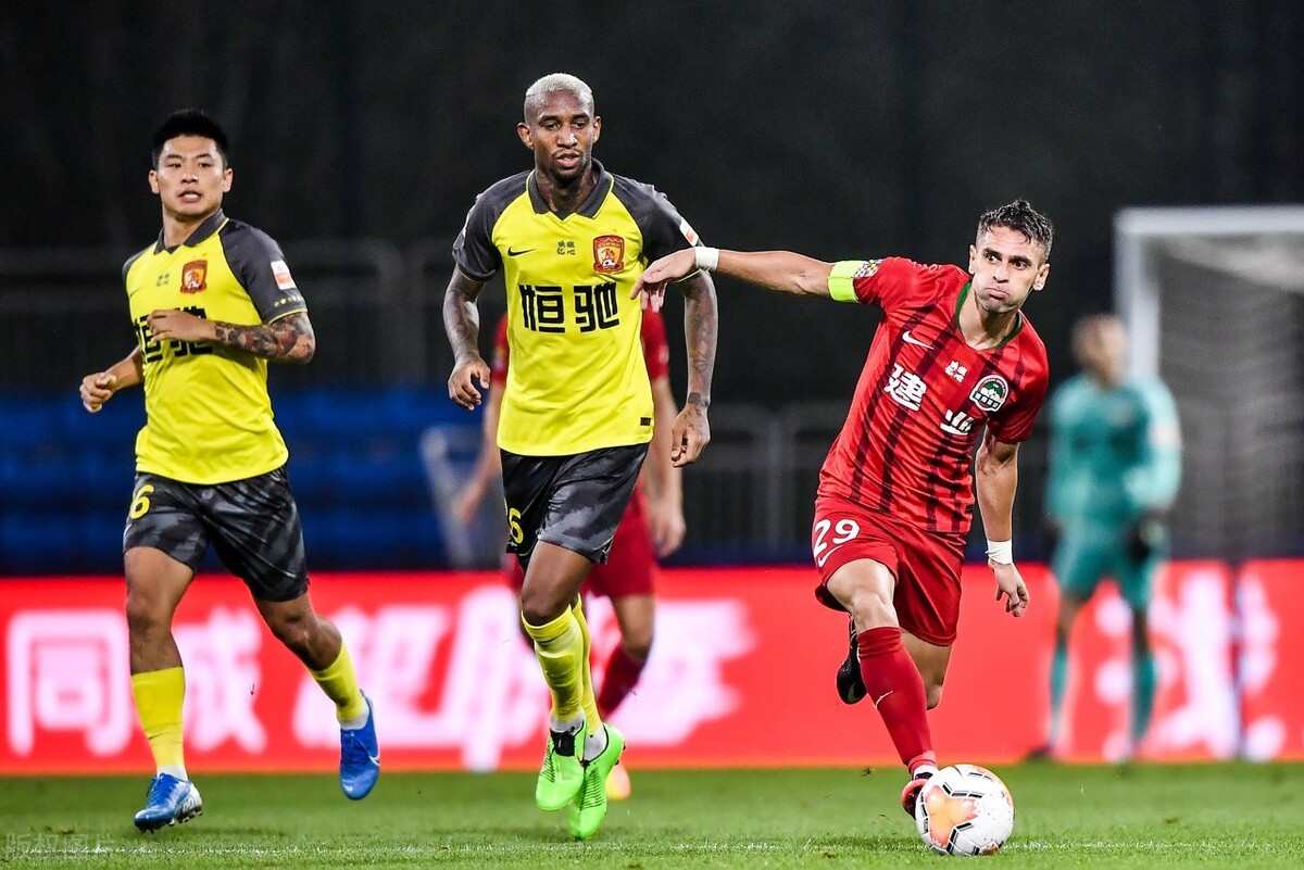 包含费耶诺德今晨内部沟通，志在中超名次提升，信心回归，阵容厚度经受考验的词条